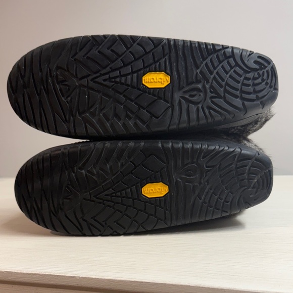 Manitobah Mukluks Gray and Fur Winter Boots - Picture 7 of 12